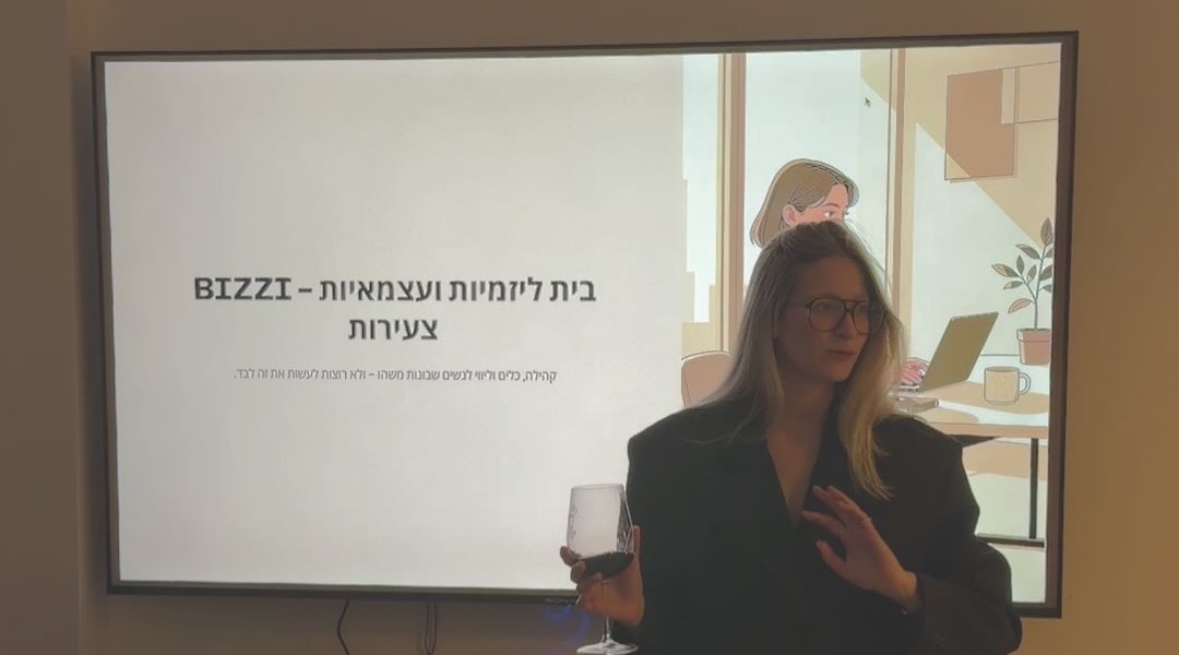 סיון מציגה את החזון של bizzi במפגש חי
